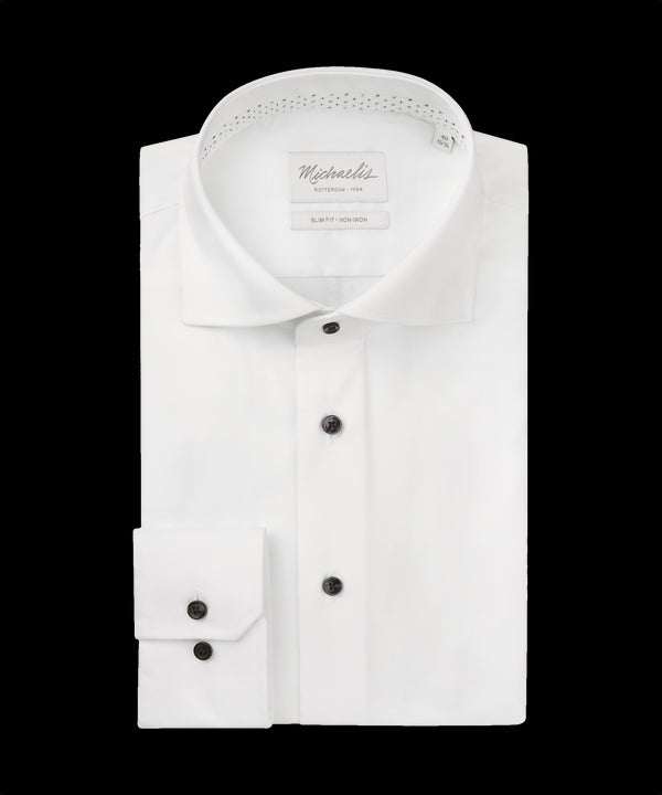 Wit overhemd met zwarte knopen en speelse boord